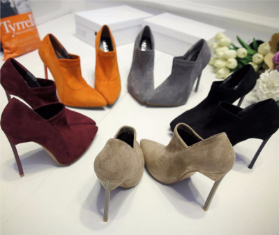 Стилни дамски обувки подходящи за всеки повод с висок ток и велурено горно покритие