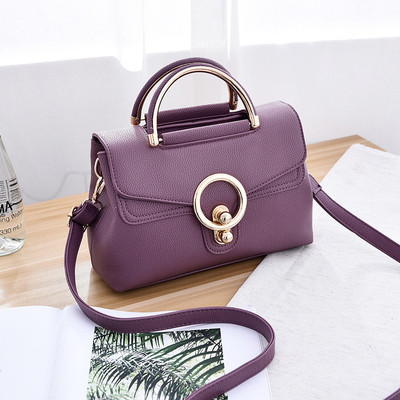 Απλή τσάντα με κομψό κούμπωμα και μακρύ ιμάντα ώμου