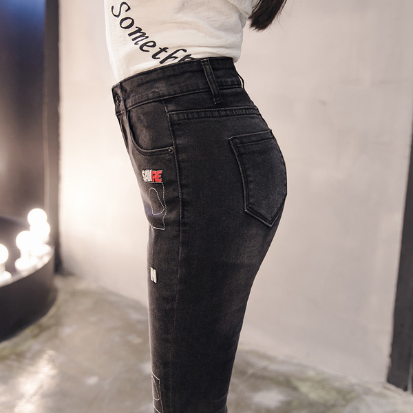 Κυρίες λεπτό τζιν με μικρά εμβλήματα σε δύο χρώματα