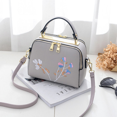 Κομψή γυναικεία τσάντα με μεγάλο λουράκι ώμου και μοντέρνα λουλούδια κεντήματος