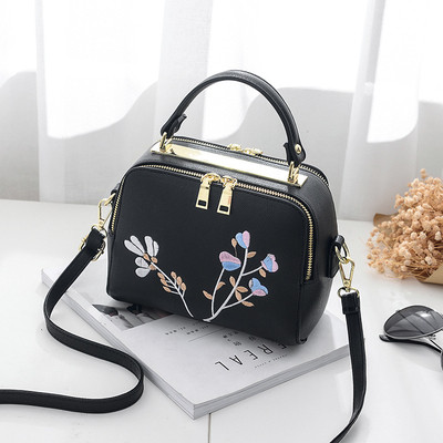 Κομψή γυναικεία τσάντα με μεγάλο λουράκι ώμου και μοντέρνα λουλούδια κεντήματος