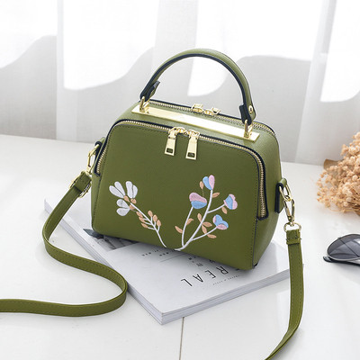 Κομψή γυναικεία τσάντα με μεγάλο λουράκι ώμου και μοντέρνα λουλούδια κεντήματος