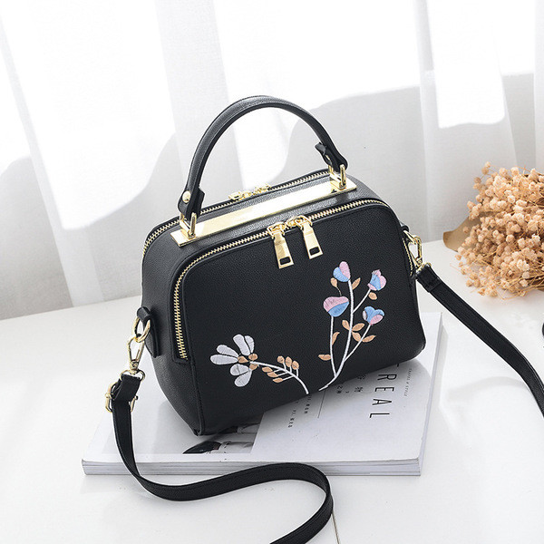 Κομψή γυναικεία τσάντα με μεγάλο λουράκι ώμου και μοντέρνα λουλούδια κεντήματος