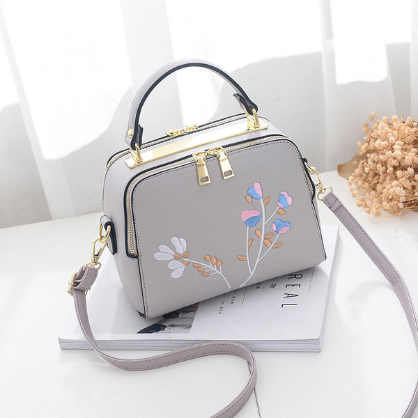 Κομψή γυναικεία τσάντα με μεγάλο λουράκι ώμου και μοντέρνα λουλούδια κεντήματος