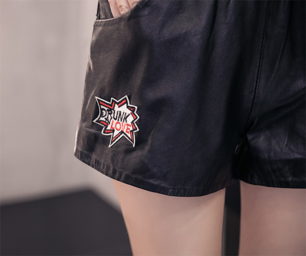 Σύντομες γυναικείες παντελόνες με φιλί και στοιχεία εκτύπωσης