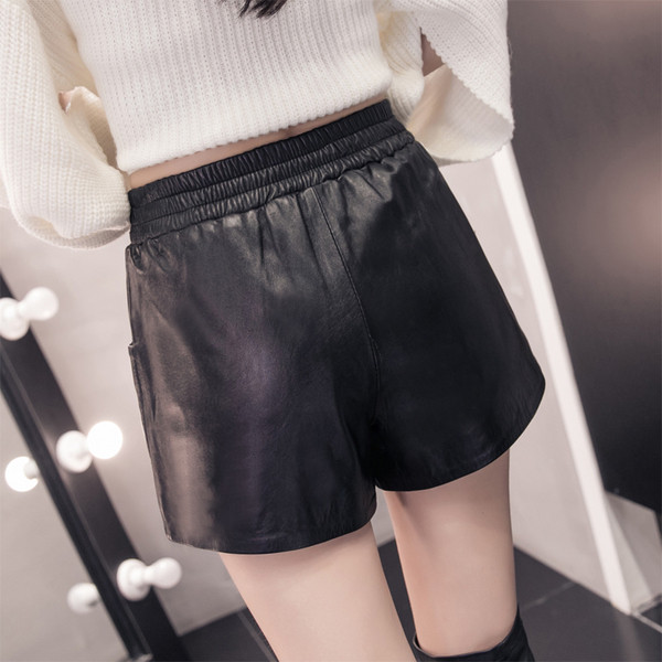 Σύντομες γυναικείες παντελόνες με φιλί και στοιχεία εκτύπωσης