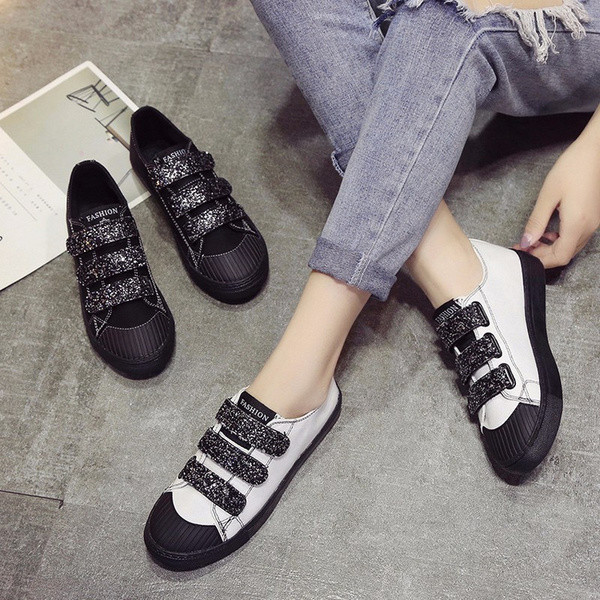 Γυναικεία αθλητικά πάνινα παπούτσια με χαμηλή επένδυση σε λευκό και μαύρο