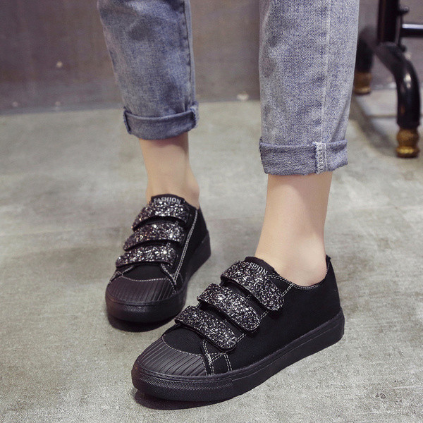 Γυναικεία αθλητικά πάνινα παπούτσια με χαμηλή επένδυση σε λευκό και μαύρο