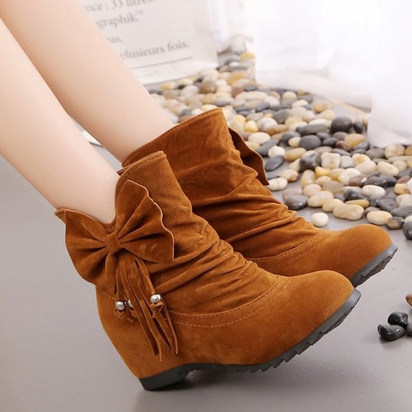 Сладки велурени боти с панделка с и меки отвътре 