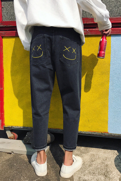 Μοντέρνα τζιν ανδρών με κέντημα διασκέδασης στις τσέπες