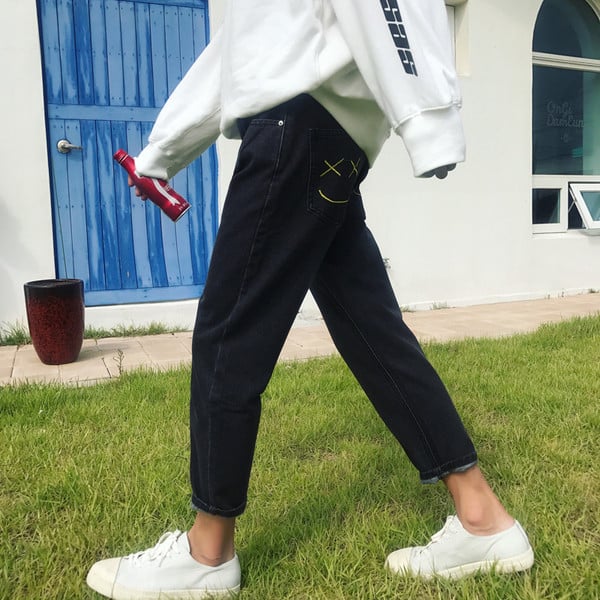 Μοντέρνα τζιν ανδρών με κέντημα διασκέδασης στις τσέπες