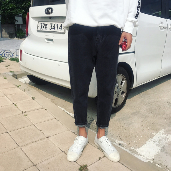 Μοντέρνα τζιν ανδρών με κέντημα διασκέδασης στις τσέπες