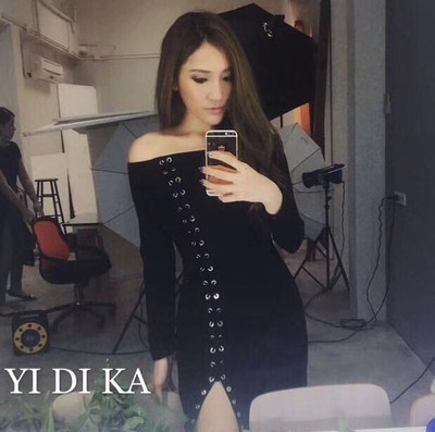 Κομψό μαύρο φόρεμα με γυμνά ώμους και σχισμή