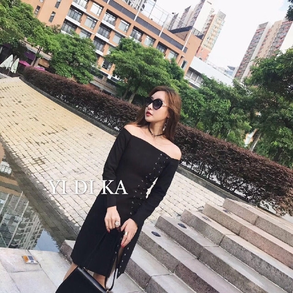 Κομψό μαύρο φόρεμα με γυμνά ώμους και σχισμή