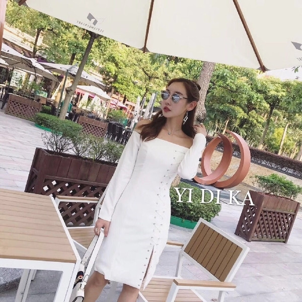 Κομψό μαύρο φόρεμα με γυμνά ώμους και σχισμή