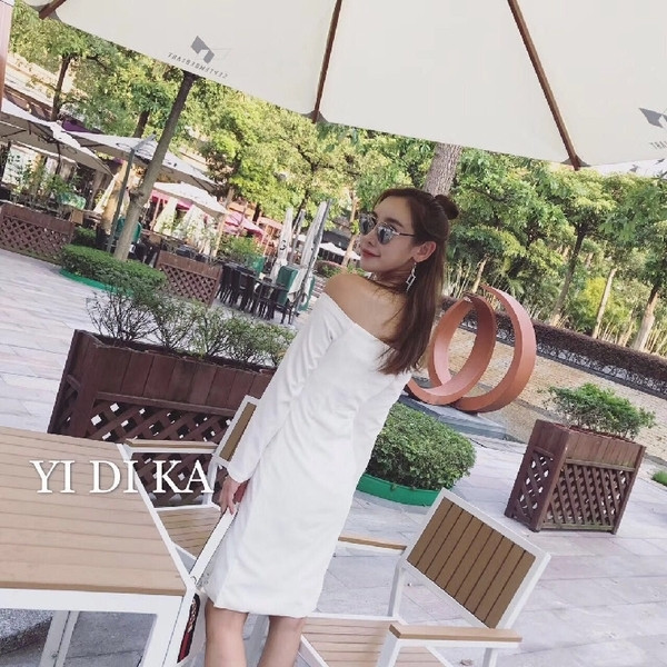 Κομψό μαύρο φόρεμα με γυμνά ώμους και σχισμή