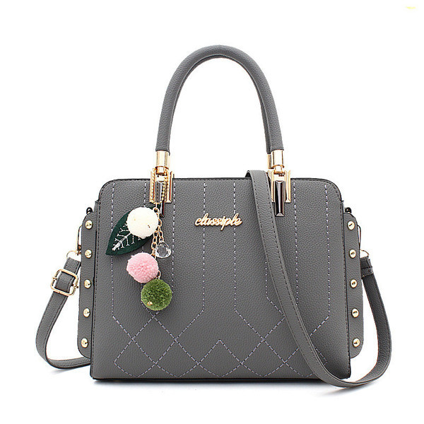 Μοναδική γυναικεία τσάντα με μικρή και μακρά λαβή και κρεμαστή αξεσουάρ σε αυτό