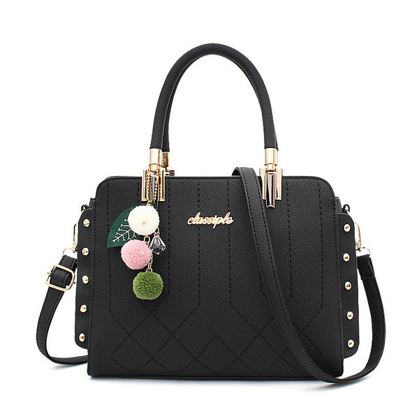 Μοναδική γυναικεία τσάντα με μικρή και μακρά λαβή και κρεμαστή αξεσουάρ σε αυτό