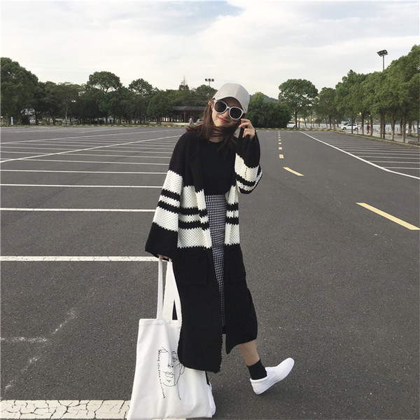 Πολύ ζεστό μακρύ κυρίες δεμένη ζακέτα με τσέπες