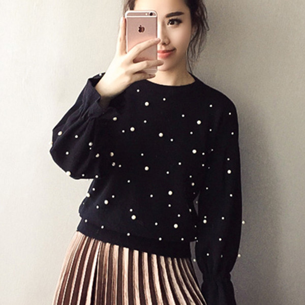 Πολύ όμορφο πουλόβερ με πούλιες στο μπροστινό μέρος και ενδιαφέρον μανίκια από κάτω