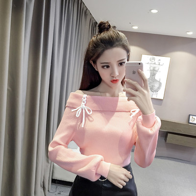 Дамски пуловер с интересни рамене и връзки в бял и розов цвят 