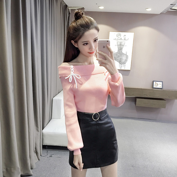 Γυναικεία πουλόβερ με ενδιαφέροντες ώμους και γραβάτες σε λευκό και ροζ