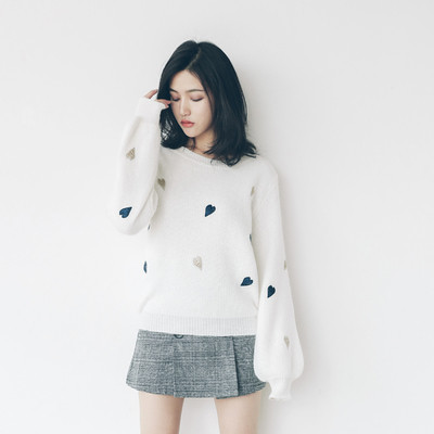 Мек пуловер с сладки апликации на сърца в два цвята