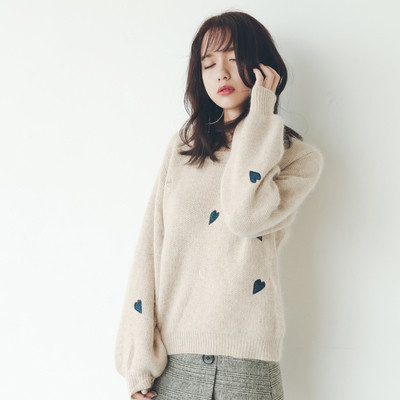 Мек пуловер с сладки апликации на сърца в два цвята