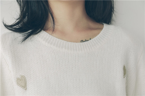 Мек пуловер с сладки апликации на сърца в два цвята 