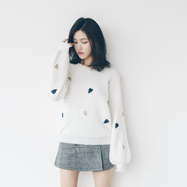 Мек пуловер с сладки апликации на сърца в два цвята 