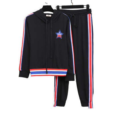 Αθλητική ομάδα γυναικών σε δύο χρώματα