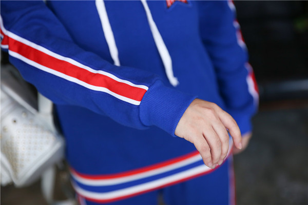 Αθλητική ομάδα γυναικών σε δύο χρώματα