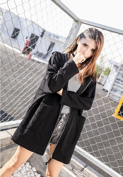 Ένα casual αθλητικό σακάκι κυπέλλου με μοτίβο καπέλων σε μαύρο χρώμα