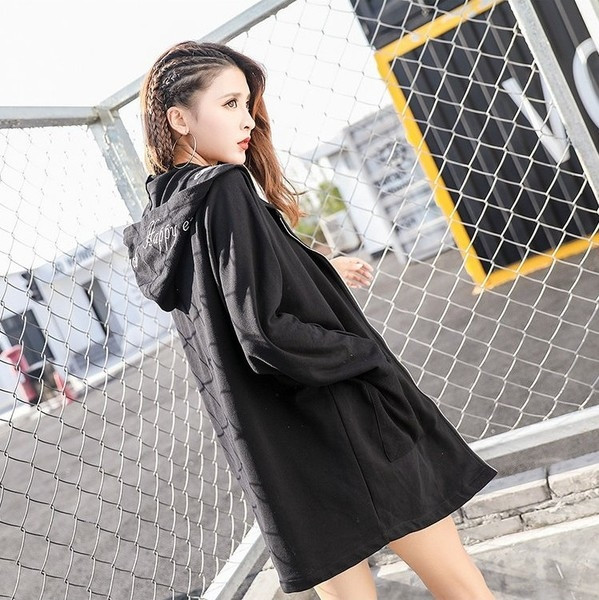 Ένα casual αθλητικό σακάκι κυπέλλου με μοτίβο καπέλων σε μαύρο χρώμα