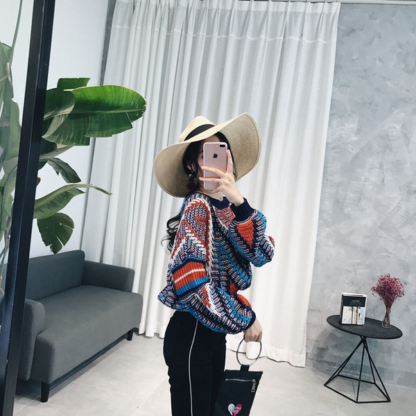 Много шарен дамски пуловер широк и скъсен модел 