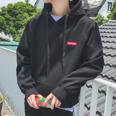 Ανδρικό αθλητικό μπλουζάκι με κουκούλα με μαύρο και κόκκινο γραβάτα