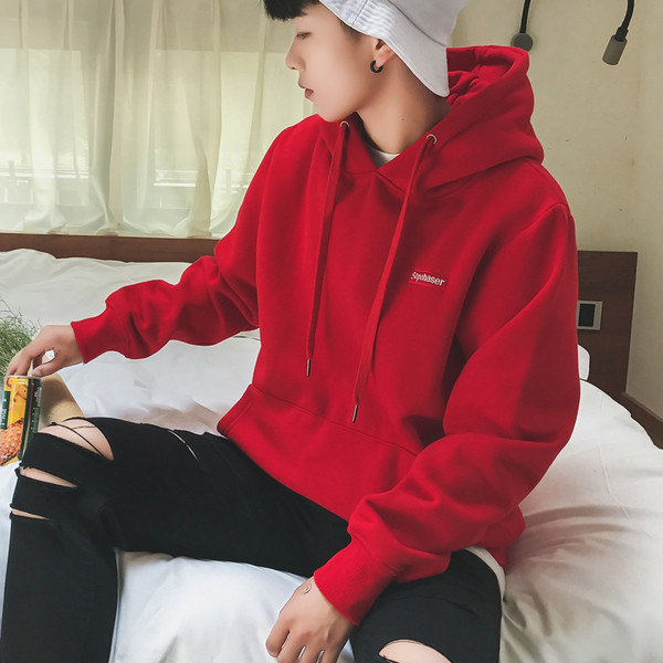 Ανδρικό αθλητικό μπλουζάκι με κουκούλα με μαύρο και κόκκινο γραβάτα