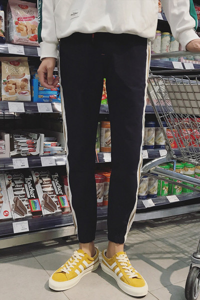 Удобен спортен мъжки панталон с лента от страни в черен цвят 