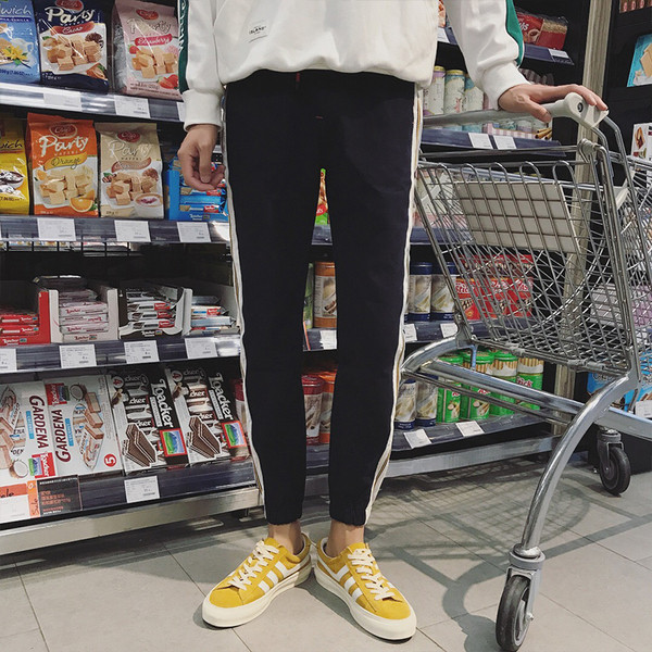 Удобен спортен мъжки панталон с лента от страни в черен цвят 