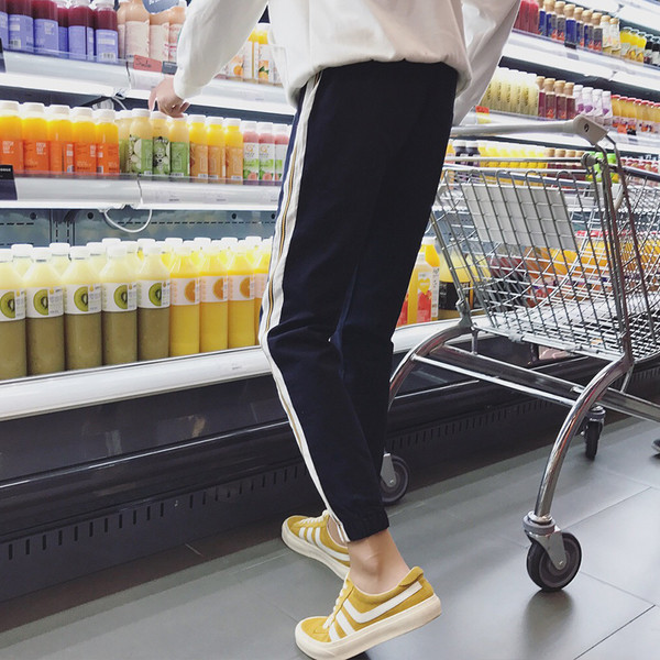 Удобен спортен мъжки панталон с лента от страни в черен цвят 