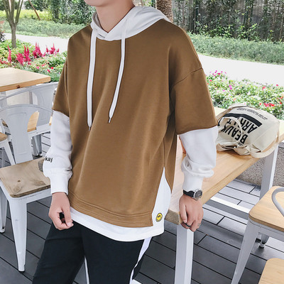 Η άνετη κουκούλα και οι γραβάτες των νέων ανδρών σε διαφορετικά χρώματα