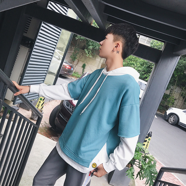 Η άνετη κουκούλα και οι γραβάτες των νέων ανδρών σε διαφορετικά χρώματα