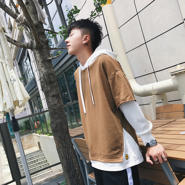 Η άνετη κουκούλα και οι γραβάτες των νέων ανδρών σε διαφορετικά χρώματα