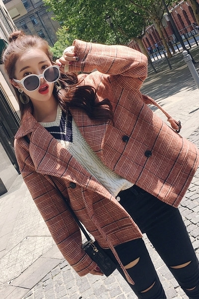 Σύντομο γυναικείο παλτό σε ευρύ μοτίβο με κουμπιά