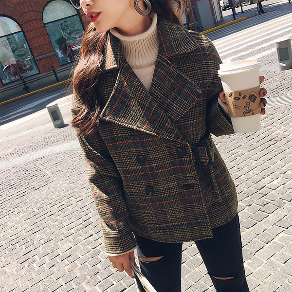 Σύντομο γυναικείο παλτό σε ευρύ μοτίβο με κουμπιά