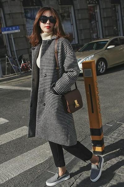 Стилно дълго дамско палто в черно-бял цвят с копчета