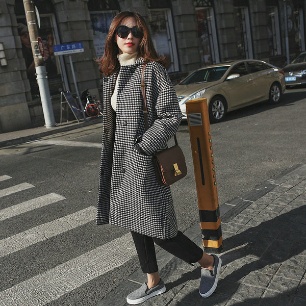 Стилно дълго дамско палто в черно-бял цвят с копчета