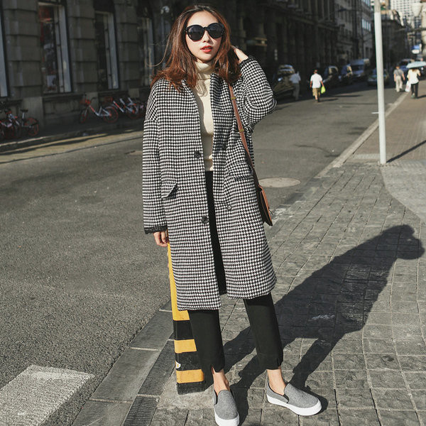 Стилно дълго дамско палто в черно-бял цвят с копчета