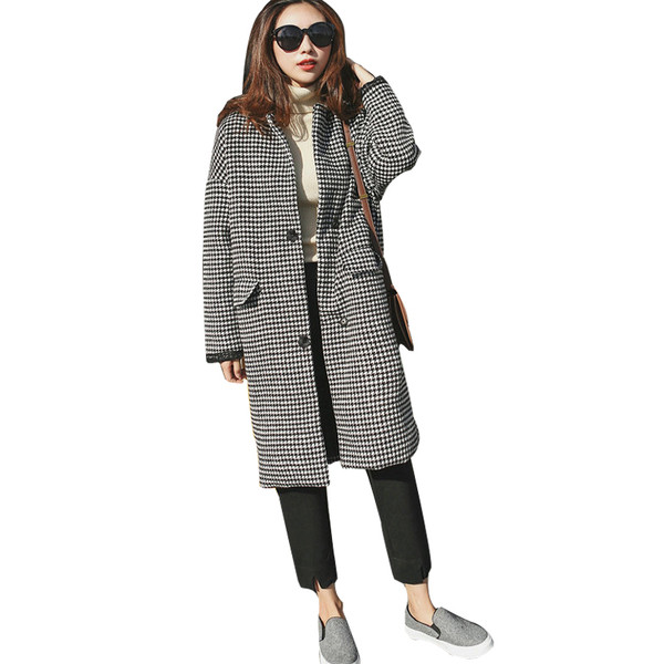 Стилно дълго дамско палто в черно-бял цвят с копчета