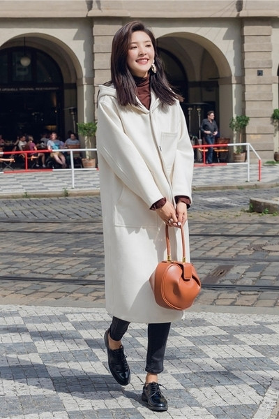 Σπορ-κομψό μακρύ παλτό με κουκούλα και κουμπιά